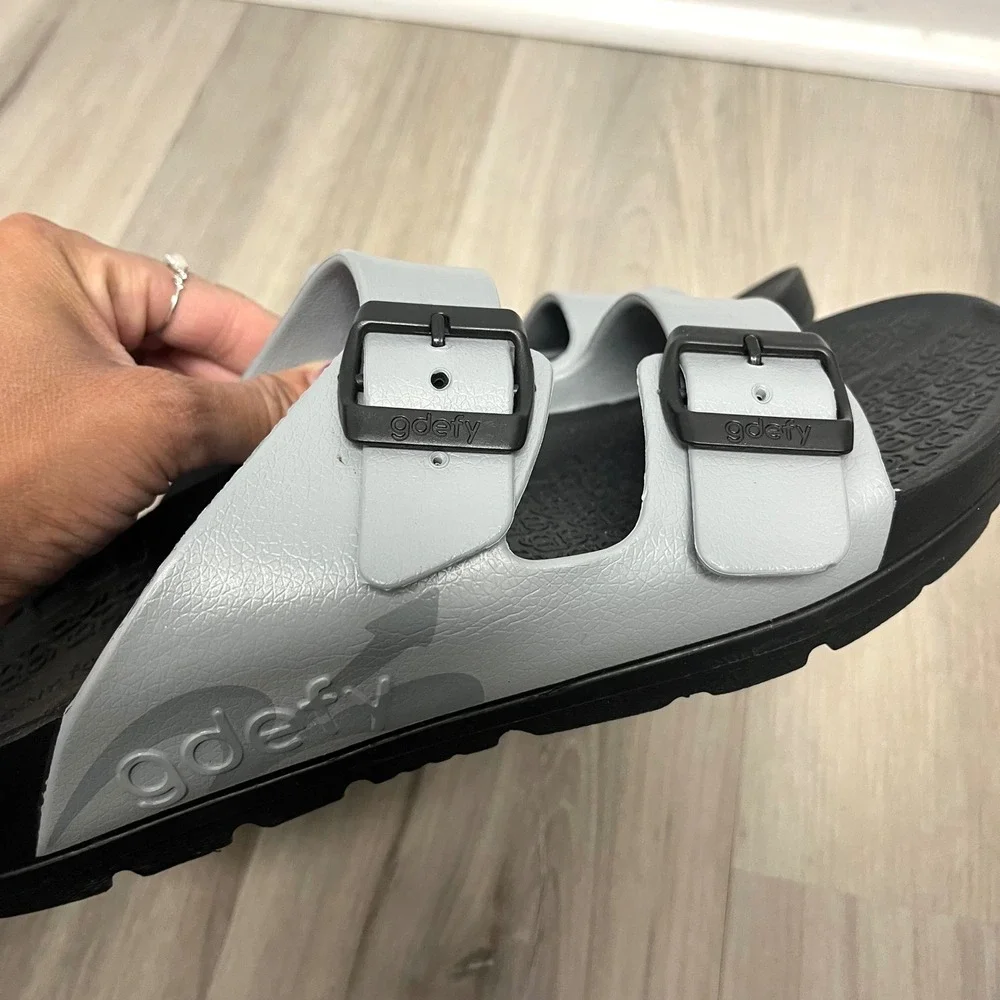 Gdefy Gravity Defyer Sandals Men's‎ 10 Gray Two-Strap Buckle Slide